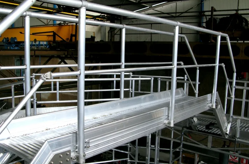 ALUWAY - Passerelle di sicurezza in alluminio per tetti non calpestabili e camminamenti industriali